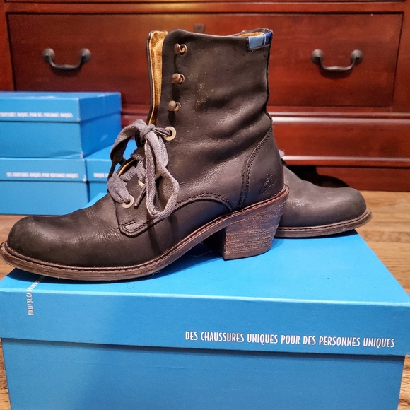 John Fluevog Adriana Nuni Lace Up Boots Women's Sizd 7 Narrow Distressed Black - Picture 2 of 8